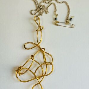 Elegant Gold Wire Pendant Necklace
